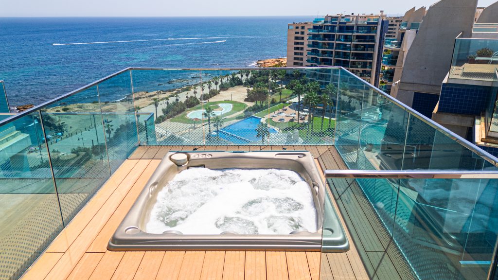 Luxury Penthouse with a private jacuzzi - HomeQuick